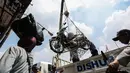 Petugas Dinas Perhubungan merazia parkir liar motor dengan menggunakan jaring di kawasan Pasar Tanah Abang, Jakarta, Kamis (16/4/2015). Razia dilakukan untuk menciptakan kawasan yang tertib serta nyaman di kawasan Tanah Abang. (Liputan6.com/Faizal Fanani)