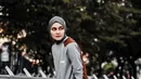 Di Instagramnya, Zee Zee kerap berpenampilan sporty dengan berbagai gaya. Salah satunya ketika ia memakai baju olahraga serba abu-abu dilengkapi sepatu kets putih. (Liputan6.com/IG/@zeezeeshahab)