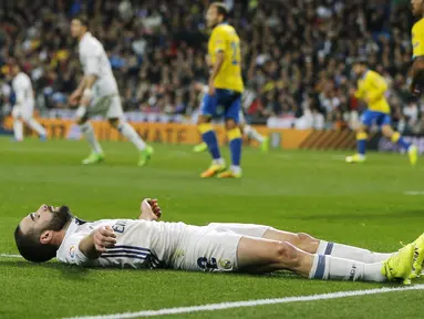 Pemain Real Madrid, Daniel Carvajal terbaring di lapangan saat gagal memanfaatkan peluang mencetak gol ke gawang Las Palmas pada lanjutan La Liga Spanyol di Santiago Bernabeu stadium, Madrid, (1/3/2017). Madrid bermain imbang 3-3.  (AP/Paul White)