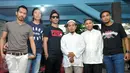 Slank berpose bersama pengurus panti asuhan di Markas Slank Jalan Potlot, Jakarta, Rabu (24/6/2015). Slank akan segera meluncurkan single terbaru mereka berjudul “Halal” (Liputan6.com/Panji Diksana)
