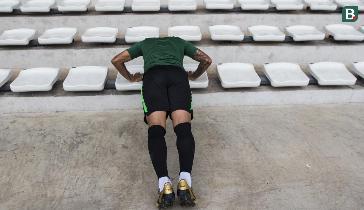 Pemain Timnas Indonesia, Beto Goncalves, push up saat latihan di Stadion Madya, Jakarta, Minggu (11/11). Latihan ini persiapan jelang laga Piala AFF 2018 melawan Timor Leste. (Bola.com/Vitalis Yogi Trisna)