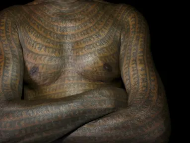 Seorang pengikut Ramnami Samaj menato sekujur tubuhnya di desa Jamgahan, India, 17 November 2015. Simbol tato yang mereka yaitu nama dewa Ram Hindu. (REUTERS / Adnan Abidi)