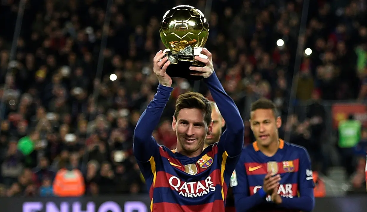 Lionel Messi memamerkan trofi FIFA Ballon d'Or sebelum pertandingan La Liga melawan Athletic Bilbao di Stadion Camp Nou, Barcelona, Minggu (17/1/2016). (AFP/Lluis Gene)