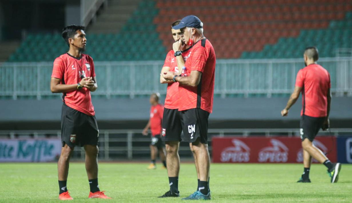 Borneo FC memiliki modal penting setelah mereka berhasil menang atas Persebaya Surabaya dengan skor 3-1 di laga pertama. Pelatih kepala Mario Gomez (kanan) menyebut bahwa strategi yang sama akan digunakan untuk melawan Persik Kediri. (Foto: Bola.com/Nandang Permana)