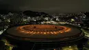 Stadion Maracana diterangi dengan cahaya keemasan untuk menghormati legenda sepak bola Brasil Pele, di Rio de Janeiro, Brasil (29/12/2002). Rumah sakit Albert Einstein yang merawat Pele mengatakan dalam sebuah pernyataannya kematian setelah pertempuran panjang dengan kanker disebabkan oleh "kegagalan banyak organ." (AFP/Mauro Pimentel)