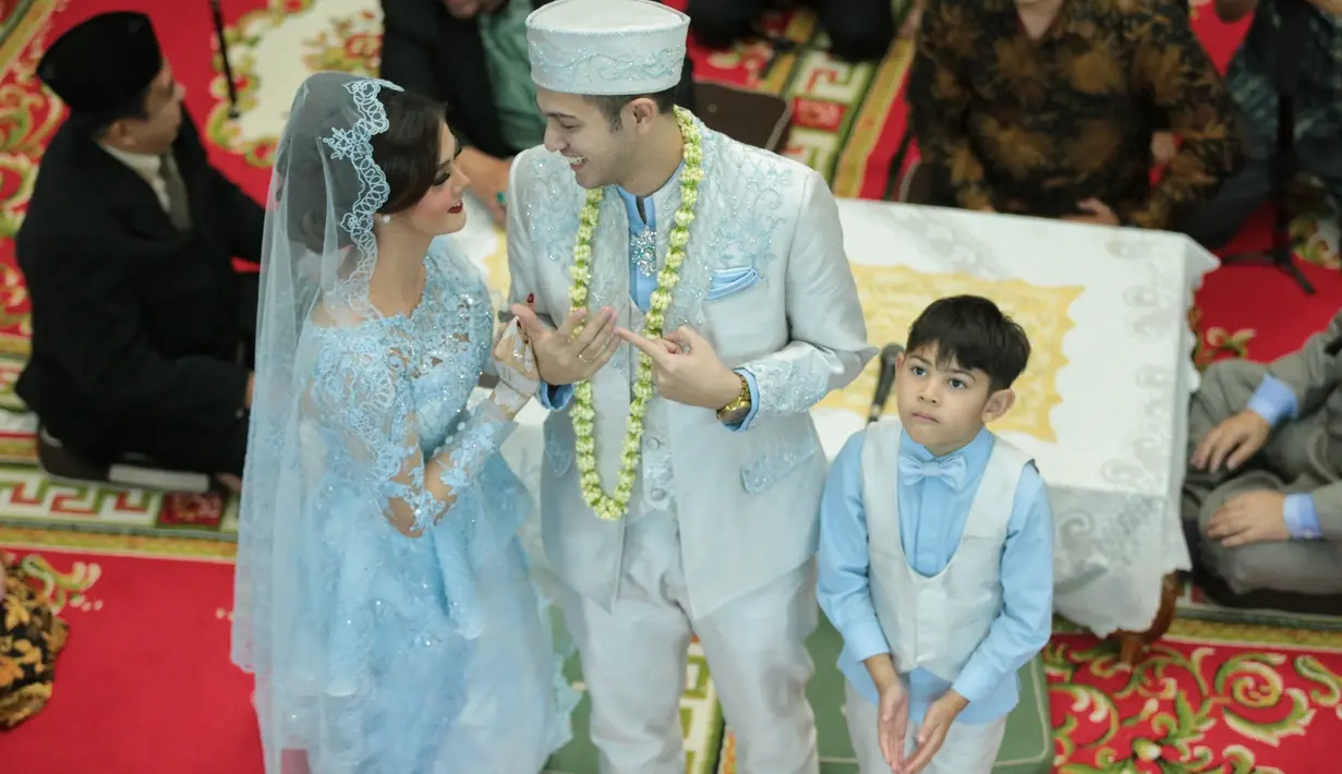 Seperti pasangan pengantin pada umumnya, Rifky pun memberikan maskawin untuk Biby sesuai dnegan permintaan dari pihak perempuan. Bukan yang bernilai tinggi, ternyata ini mahar yang diinta Biby. (Adrian Putra/Bintang.com)