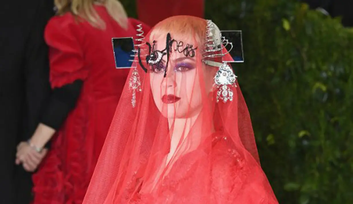 Selain itu, ia mengenakan penutup kepala dan menjuntai sampai menutupi wajahnya dengan kain berbentuk jaring-jaring. Katy juga mengenakan hiasan kepala yang menambah keunikan penampilannya. (AFP/Bintang.com)