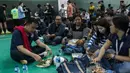 Melepas lelah usai bertanding, Menpora Imam Nahrawi melepas lelah dengan lesehan makan bersama sejumlah wartawan yang datang meliput. (Bola.com/Vitalis Yogi Trisna)