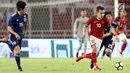Pesepak bola Timnas Indonesia U-19 dibayang-bayangi pesepak bola Jepang U-19 pada laga uji coba babak pertama di Stadion Utama Gelora Bung Karno (SUGBK), Jakarta, Minggu (25/3). Babak pertama Timnas Indonesia kalah 0-1 (Liputan6.com/Angga Yuniar)