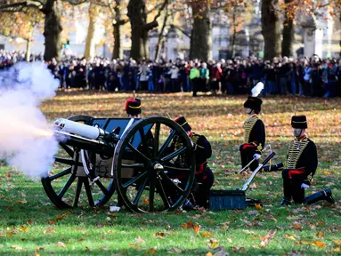 Anggota Raja Pasukan Royal Horse menembakkan meriam untuk merayakan ulang tahun ke-70 Pangeran Charles di Green Park, London, Rabu (14/11). Ulang tahun Pangeran Charles ditandai dengan 41 kali tembakan salvo. (Sgt Randall RGC/CROWN COPYRIGHT 2018/AFP)