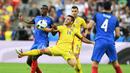 Penyerang Rumania, Florin Andone, berebut bola dengan gelandang Prancis, Paul Pogba, pada laga Grup A Piala Eropa 2016. Prancis melakukan empat kali tendangan ke arah gawang sementara Rumania hanya satu kali. (AFP/Franck Fife)