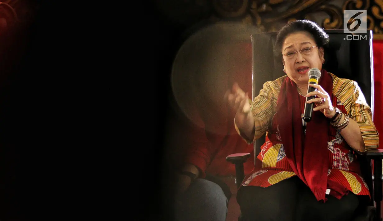 Ketum PDIP, Megawati Soekarnoputri saat berdialog dengan elemen muda di DPP PDIP, Jakarta, Senin (7/1). Acara tersebut dalam rangka memperingati HUT ke-46 PDI Perjuangan. (Liputan6.com/Johan Tallo)