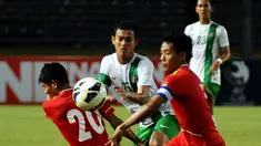 Gelandang Timnas Indonesia U-19, Maldini, kesulitan menembus kawalan dua pemain belakang Myanmar di Stadion GBK Jakarta, (7/5/2014). (Liputan6.com/Helmi Fithriansyah)
