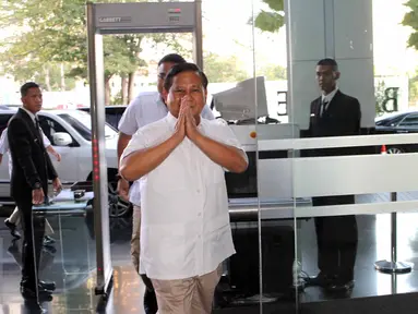 Ketua umum KMP, Prabowo Subianto saat tiba di Tower Bakri, Jakarta, Kamis, (3/9/2015) Pertemuan para pejabat Koalisi Merah Putih ini membahas persoalan PAN yang keluar dari KMP. (Liputan6.com/Helmi Afandi)