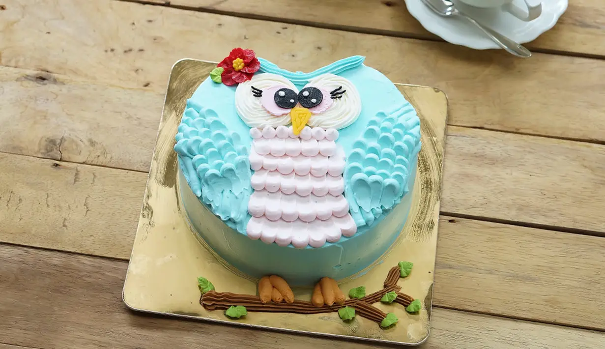 Berbentuk karakter burung hantu, kue ulang tahun ini tidak seseram nama karakternya. Kue ini justru terlihat sangat lucu dan menggemaskan dengan bentuk boneka burung hantu berwarna biru muda. (Shutterstock.com/ SiNeeKan)