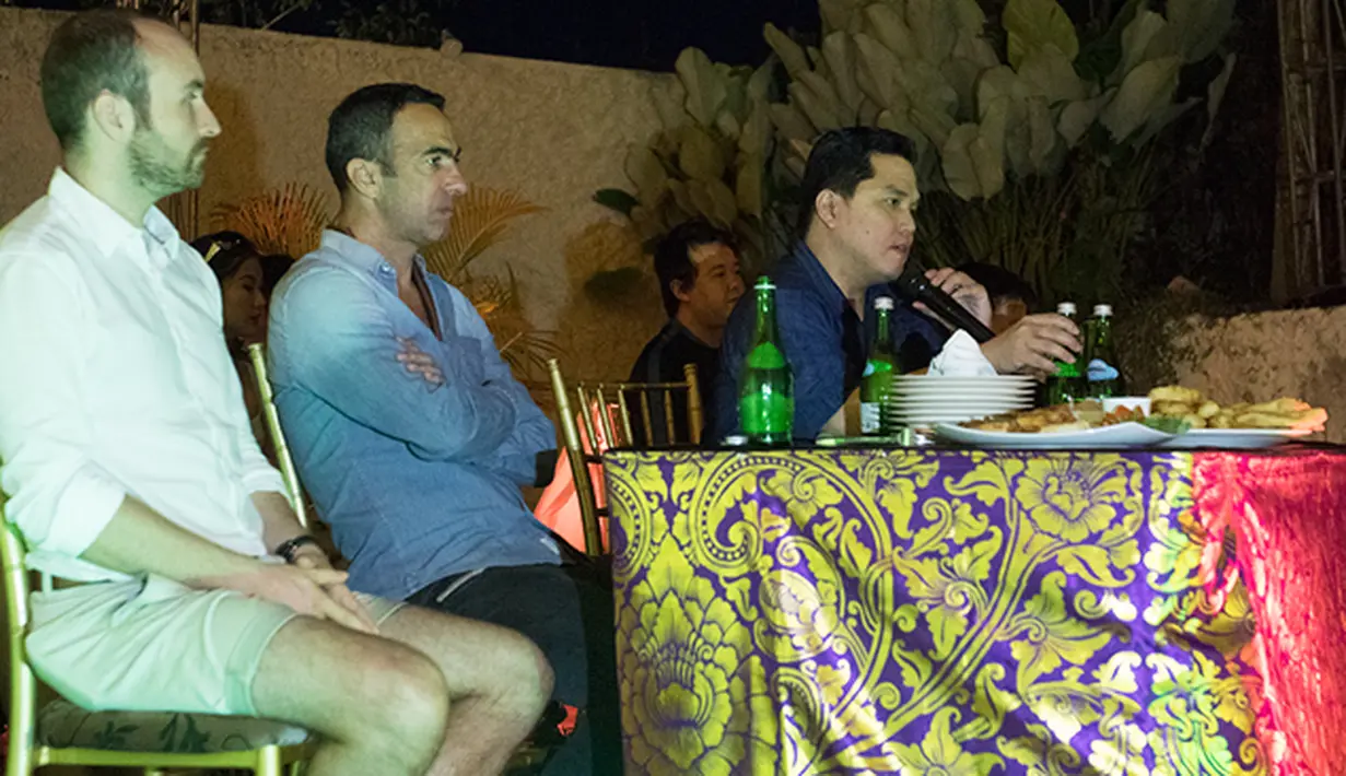 Presiden Inter Milan, Erick Thohir (kanan) bersama legenda hidup, Youri Djorkaeff (tengah) berinteraksi dengan anggota Inter Club Indonesia pada acara puncak Gathering Nasional ke-4 di GWK, Bali, Sabtu (29/8/2015). (Bola.com/Vitalis Yogi Trisna)