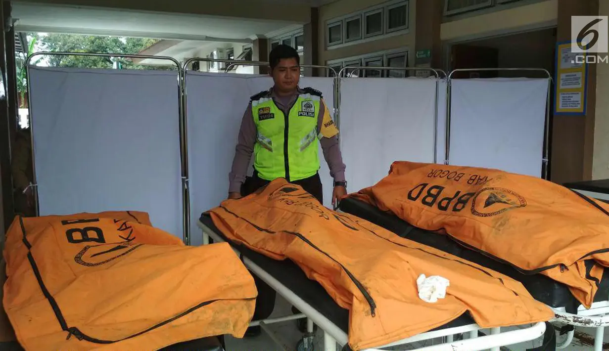 Tiga jenazah korban longsor di Kampung Maseng RT02/08, Desa Warung Menteng, Kecamatan Cijeruk, Selasa (6/2). (Liputan6.com/Achmad Sudarno)