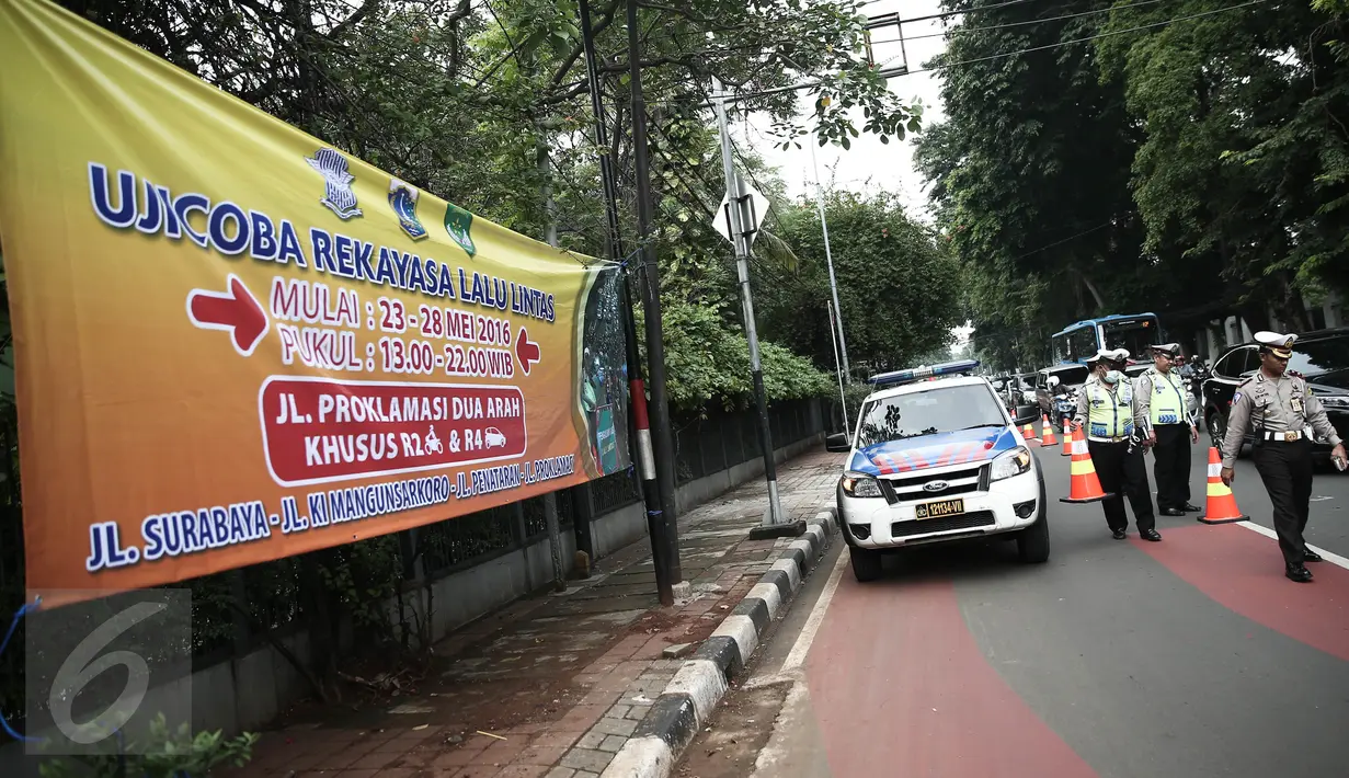 Petugas memasang pembatas jalan saat ujicoba rekayasa lalu-lintas di Jalan Tugu Proklamasi, Jakarta, Senin (23/5/2016). Rekayasa dilakukan mengingat banyak pelanggaran lalu lintas seperti lawan arus. (Liputan6.com/Faizal Fanani)