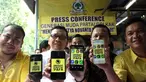 Wasekjen hasil Munas Bali Sirajuddin Abdul Wahab (kiri) dan Ketua DPP Partai Golkar hasil munas Bali Ahmad Dolly Kurnia (kedua kiri) menunjukan meme partai Golkar yang beredar saat memberi keterangan pers di Jakarta, Rabu (9/12). (Liputan6.com/JohanTallo)