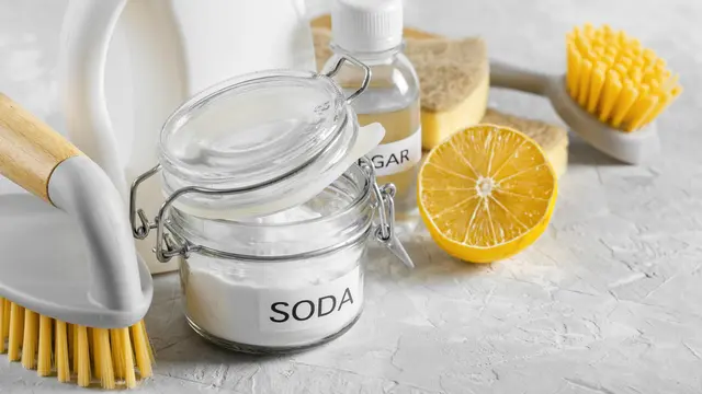 illustrasi baking soda untuk mencuci piring