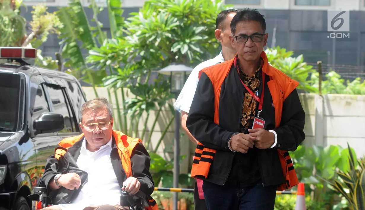 Bupati nonaktif Mesuji Khamami (kanan) dan Dirut PT Wijaya Kusuma Emindo (WKE) Budi Suharto tiba di Gedung KPK, Jakarta, Senin (11/2). Khamami diperiksa sebagai tersangka terkait dugaan menerima suap proyek infrastruktur. (Merdeka.com/Dwi Narwoko)