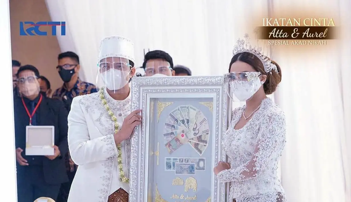 Sebelum prosesi akad nikah dimulai, Atta, yang kala itu masih berstatus calon suami Aurel disambut oleh orangtua Aurel. Ashanty dan Krisdayanti, mengalungkan kalung melati kepada Atta dan mendampinginya menuju meja akad nikah. (Livestreaming RCTI)