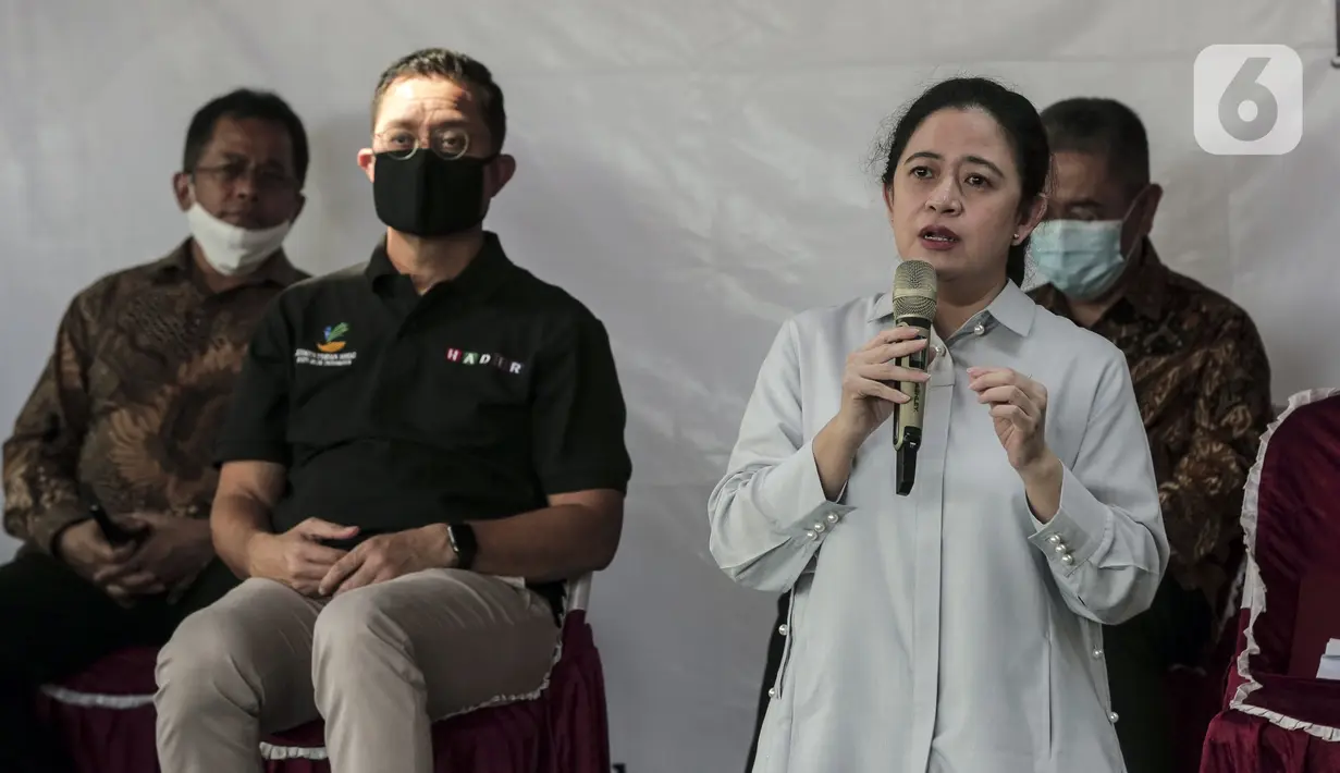 Ketua DPR RI Puan Maharani menyampaikan sambutan saat penyerahan langsung Bantuan Sosial Tunai (BST) di Desa Cikande, Kecamatan Jayanti, Kabupaten Tangerang, Selasa (23/6/2020). Bantuan ini salah satu program jaring pengaman sosial terkait pandemi COVID-19. (Liputan6.com/Johan Tallo)