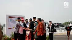 Presiden Jokowi meresmikan empat ruas jalan tol yang merupakan bagian dari tol Trans Jawa.