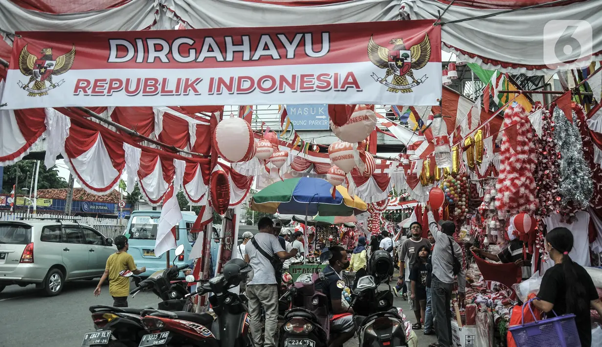 Warga memilih pernak-pernik untuk perayaan Hari Kemerdekaan ke-77 Republik Indonesia di Pasar Jatinegara, Jakarta Timur, Minggu (7/8/2022). Penjualan pernak-pernik perayaan 17 Agustus seperti bendera Merah Putih, alat perlombaan, dan berbagai hiasan Hari Kemerdekaan di Pasar Jatinegara mengalami peningkatan hingga 50 persen dibandingkan tahun lalu seiring meredanya penyebaran Covid-19. (merdeka.com/Iqbal S Nugroho)