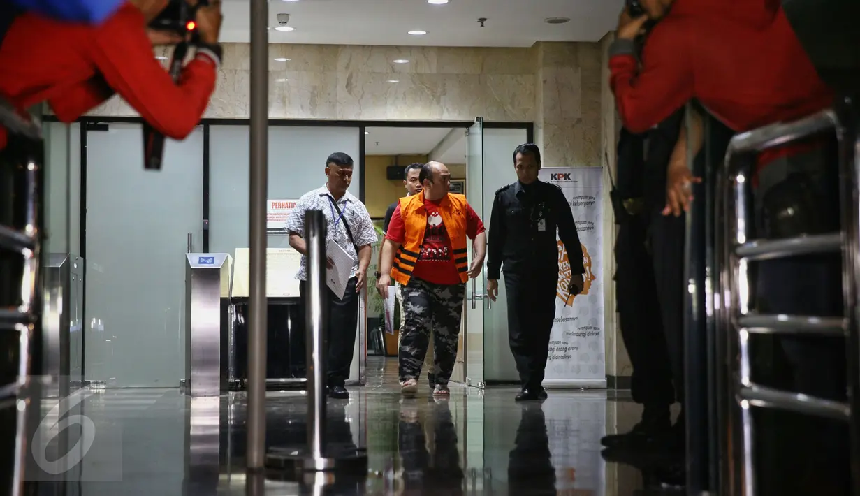 Kasubdit Kasasi dan Perdata Khusus MA, Andri Tristianto Sutrisna (ATS) keluar dari Gedung KPK, Jakarta, Minggu (14/2/2016). Andri ditetapkan tersangka terkait kasus dugaan suap permintaan penundaan kasasi sebuah perkara di MA. (Liputan6.com/Faizal Fanani)