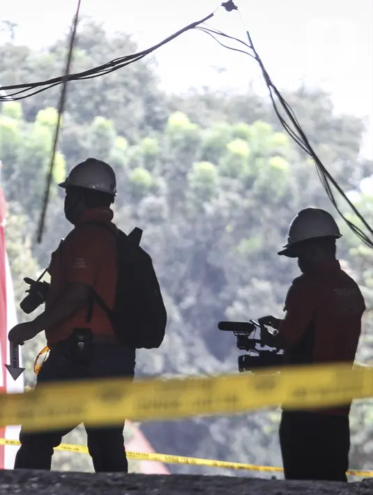 Tim Laboratorium Forensik (Labfor) dan Inafis melakukan olah tempat kejadian perkara (TKP) kebakaran Gedung Kejaksaan Agung, Jakarta, Senin (24/8/2020). Puslabfor Mabes Polri memeriksa seluruh penyebab kebakaran Gedung Kejaksaan Agung. (Liputan6.com/Johan Tallo)