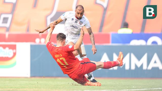 Foto: Gocekan Maut Gustavo Almeida yang Berujung Gol ke Gawang Persija, Plus Kasi Benjol di Kepala Kudela