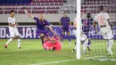 Pemain Persik Kediri, Youssef Ezzejjari (tengah) melakukan selebrasi usai mencetak gol kedua timnya ke gawang Persija Jakarta dalam laga pekan ke-10 BRI Liga 1 2021/2022 di Stadion Manahan, Solo, Sabtu (30/10/2021). (Bola.com/Bagaskara Lazuardi)