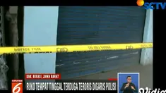 Dua terduga teroris yang melarikan diri saat penggerebekan, mengendarai sepeda motor bernomor polisi B 6324 KHT mengarah ke Kota Bekasi.