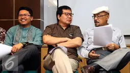 Aktivis berbincang usai membacakan komunike bersama revisi UU anti terorisme di Jakarta, Kamis (8/12). Mereka menilai revisi UU No 15 tahun 2003 tetap harus berpijak pada mekanisme criminal justice system model. (Liputan6.com/Helmi Fithriansyah)