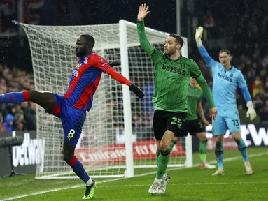 Pemain Crystal Palace Cheikhou Kouyate (kiri) gagal mengontrol bola saat melawan Stoke City pada pertandingan putaran kelima Piala FA di Selhurst Park, London, Inggris, 1 Maret 2022. Crystal Palace menang 2-1. (AP Photo/Ian Walton)