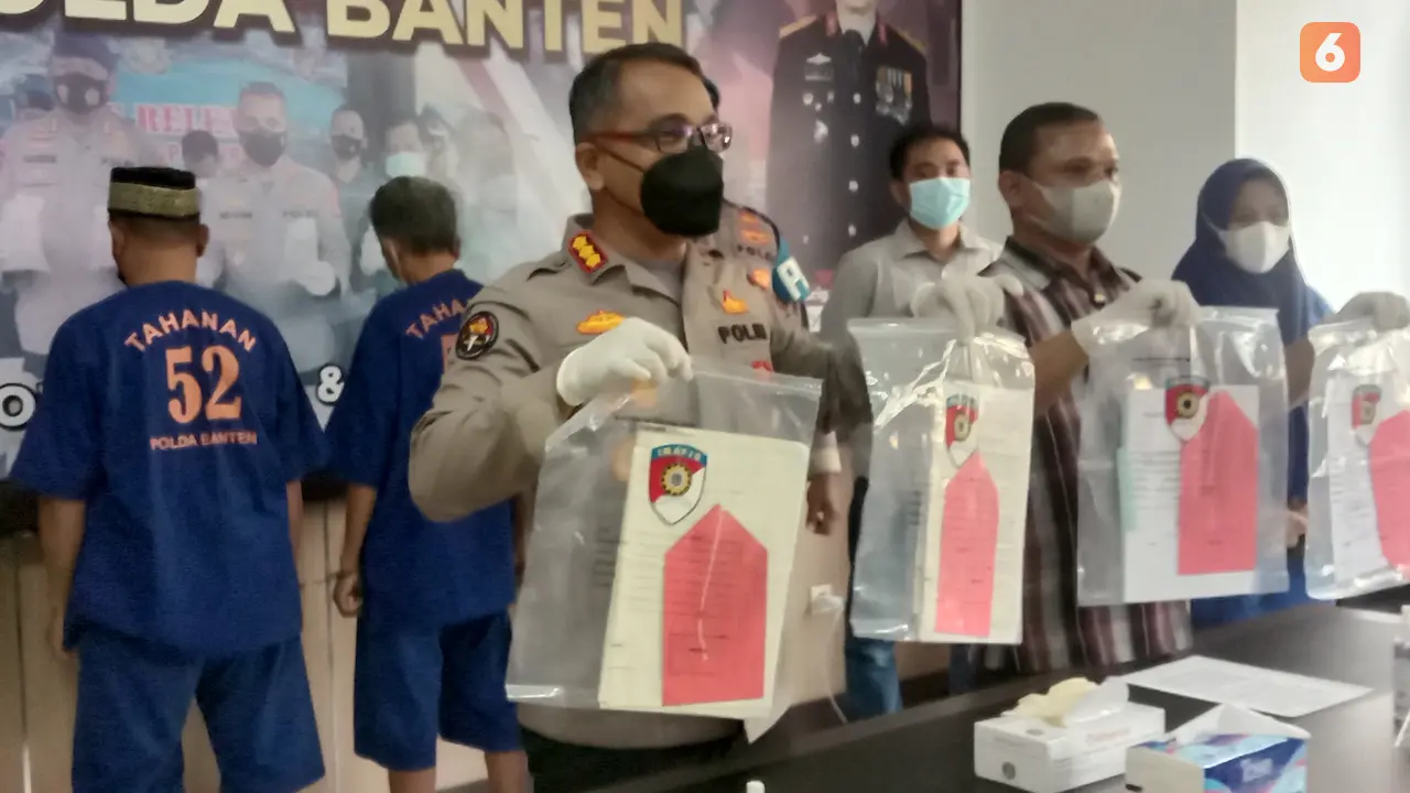 Polda Banten Tunjukkan Barang Bukti Mafia Tanah. (Kamis, 16/06/2022). (Liputan6.com/Yandhi Deslatama).