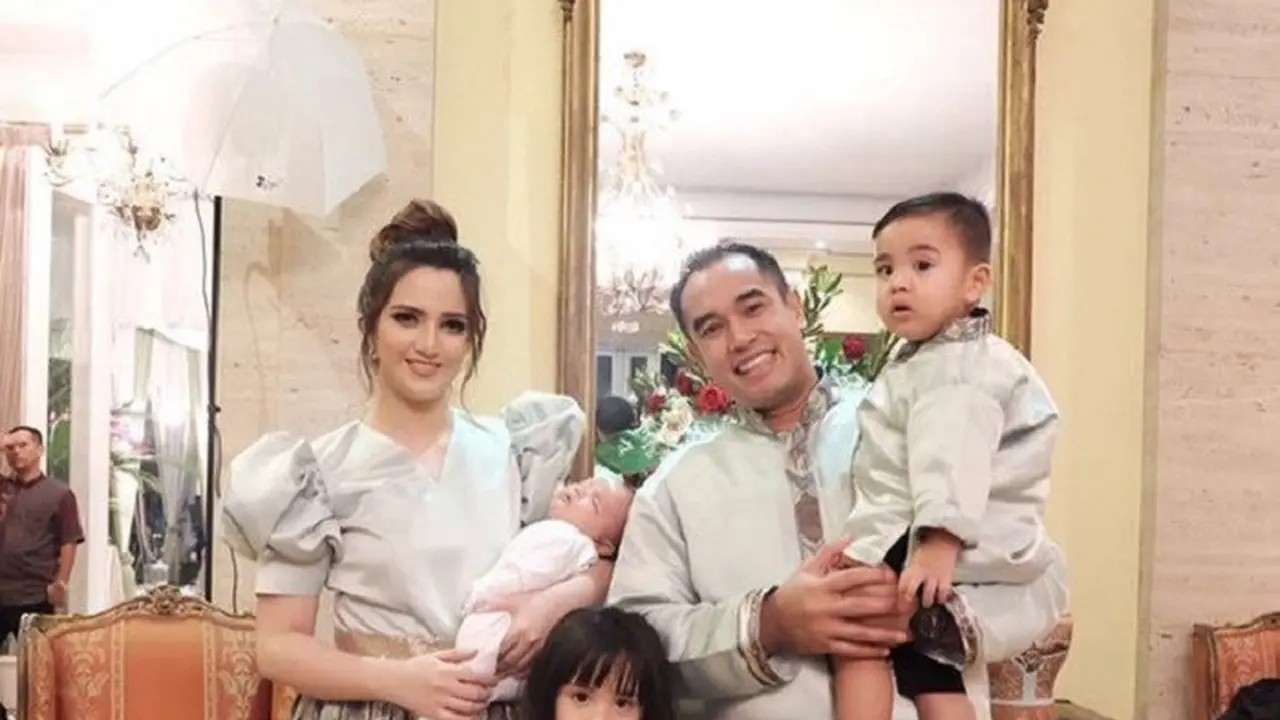 artis pakai baju lebaran kompakan dengan keluarga (Credit: Instagram/ramadhaniabakrie)
