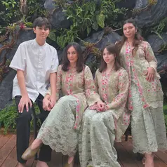 Di Lebaran ke-2, Wulan Guritno kompak dengan kedua putrinya mengenakan atasan siluet kebaya berbordir warna hijau pink dipadukan rok lace warna hijau. [@wulanguritno]