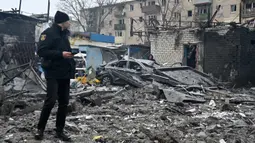 Puluhan orang terluka dan dua orang tewas setelah serangan udara semalam oleh pasukan Rusia yang menargetkan ibu kota Ukraina, Kiev. (SERGEY BOBOK/AFP)