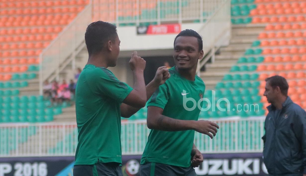 Ferdinand Sinaga dan Dedi Kusnandar menikmati sesi uji coba lapangan jelang leg pertama Final Piala AFF 2016  di Stadion Pakansari, Bogor (13/12/2016).  (Bola.com/Nicklas Hanoatubun)