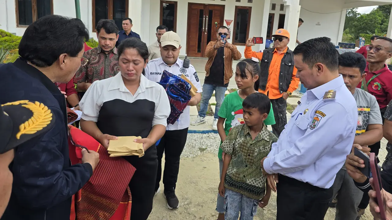 Dameria Laoly (memegang amplop) salah korban selamat kecelakaan maut truk di Kabupaten Pelalawan yang kehilangan suami dan 2 anaknya.