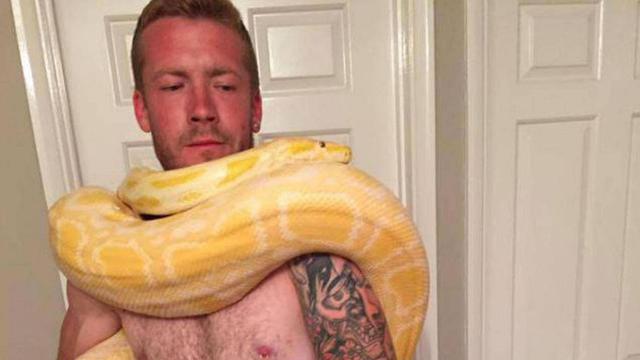 Dan Brandon meninggal dunia karena sesak napas saat dililit oleh ular piton di rumahnya yang terletak di Church Crookham, Hampshire (Facebook/Dan Brandon)
