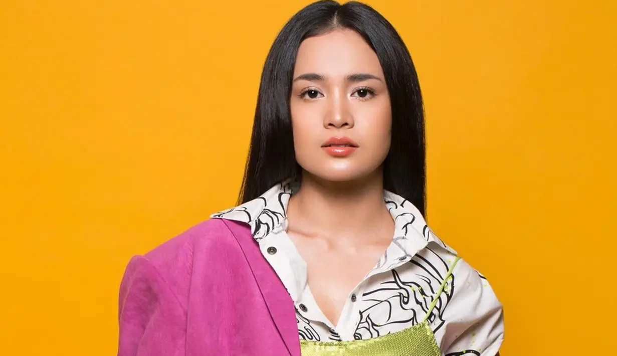 Mengawali kariernya lewat ajang Miss Celebrity, tentu pemilik nama lengkap 	Michelle Ziudith Waselly Ruchiman ini pandai berpose di depan kamera. Seperti pemotretannya dengan tema colorful ini, ia tampak begitu memukau. (Liputan6.com/IG/@michelleziu)