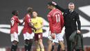 Pelatih Manchester United, Ole Gunnar Solskjaer, mengusap kepala Mason Greenwood usai laga melawan Burnley pada laga Liga Inggris di Stadion Old Trafford, Minggu (18/4/2021). MU menang 3-1 Burnley. (Gareth Copley/Pool via AP)