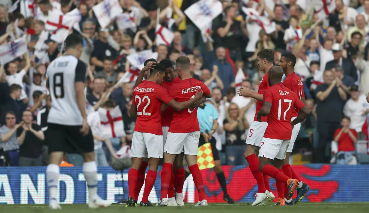 Para pemain Inggris merayakan gol Marcus Rashford saat melawan Kosta Rika pada laga uji coba di Elland Road Stdium, Leeds, Inggris, (7/6/2018). Inggris menang 2-0.  (AP/Scott Heppell)