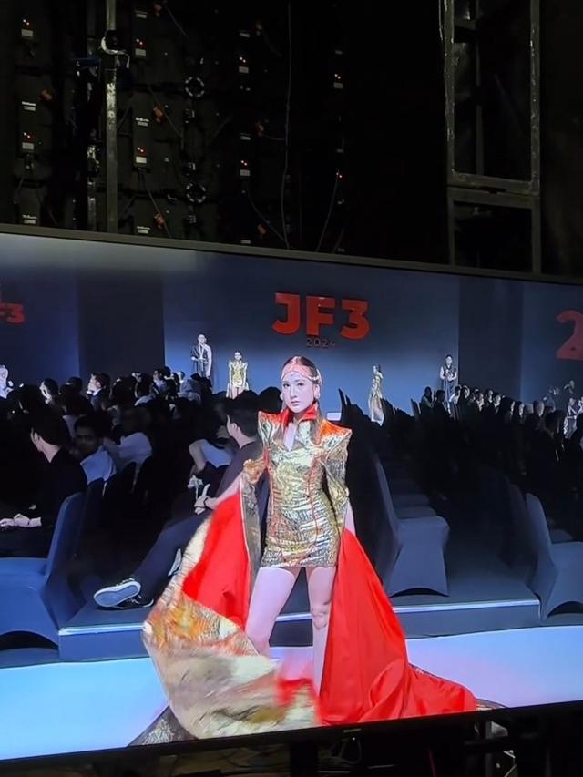 7 Potret Laura Moane di Catwalk JF3, Tampil Menyala dengan Busana Emas