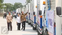 Presiden Jokowi (kanan) didampingi Menteri BUMN Rini Soemarno dan Dirut Bulog Djarot Kusumayakti meninjau sejumlah truk Operasi Pasar Beras yang akan diberangkatkan dari halaman Gudang Bulog, Jakarta, Jumat (2/10). (Liputan6.com/Faizal Fanani)