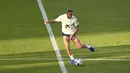 Bek Timnas Spanyol, Sergio Ramos, menendang bola saat sesi latihan jelang laga UEFA Nations League di Stuttgart, Jerman, Rabu (2/8/2020). Spanyol akan berhadapan dengan Jerman. (AFP/Thomas Kienzle)