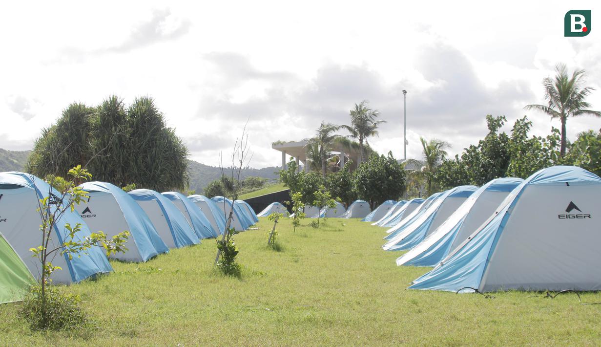 Harga sewa tenda yang ditawarkan itu bervariasi mulai dari Rp400 ribu- sampai degan Rp700 ribu. (Bola.com/Yusuf Satria)